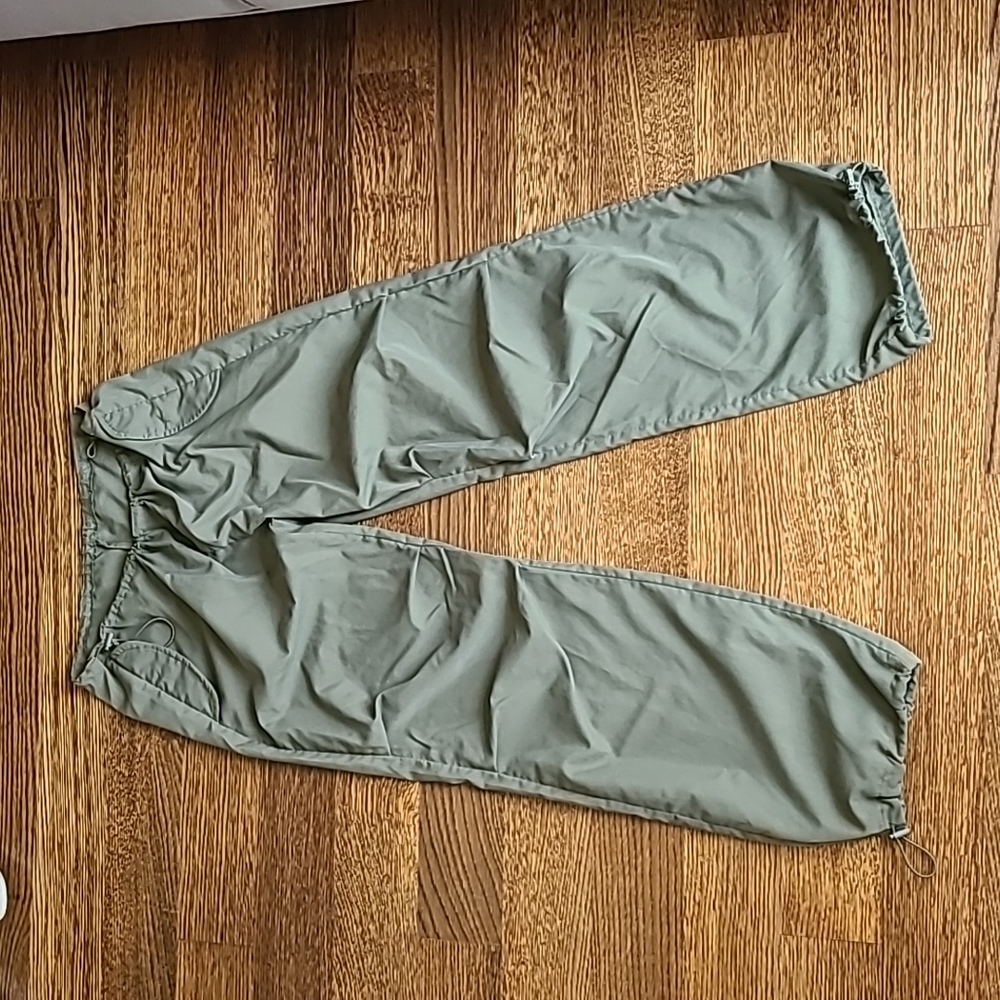 Green adjustable pants